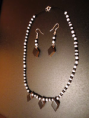 collar y pendiente blanco y negro 